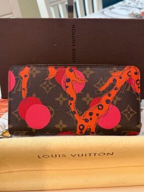 Louis Vuitton X Yayoi Kusama "Monogram Pumpkin" Zippy Wallet Limited Edition EUC